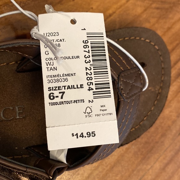 NWT THE CHILDREN’S PLACE 6/7 Sandals - Picture 3 of 3